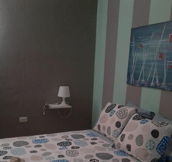 Habitación doble de uso individual, 1 cama Queen size | Cortinas blackout y wifi gratis 