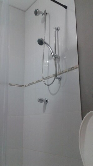 Standard Dormitory, 2 bunk beds sleep 4 | Bathroom | Shower, free toiletries - New Century Hostel (Granada)