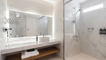 Deluxe Double or Twin Room (Gold) | Bathroom | Shower, free toiletries, hair dryer, towels
