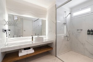 Ducha, artículos de tocador gratuitos, secador de pelo, toallas