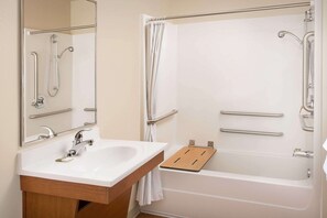 Chambre, 1 grand lit, accessible aux personnes à mobilité réduite, non-fumeur (Roll-in Shower) | Salle de bain | Ensemble baignoire-douche, séchoir à cheveux, serviettes fournies