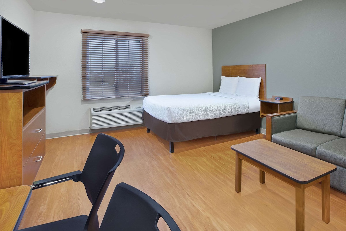 Desk, iron/ironing board, free WiFi, bed sheets