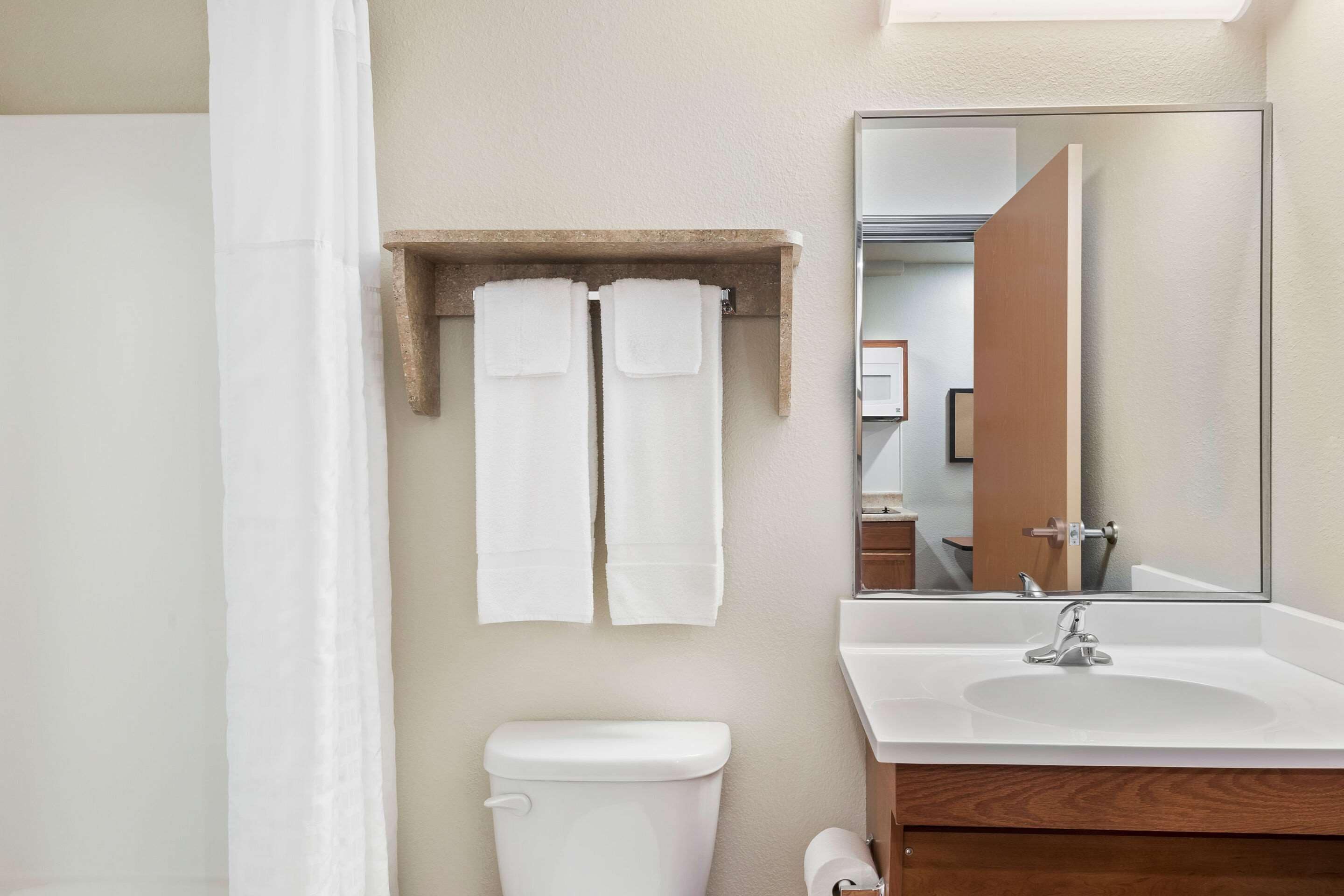 Combined shower/bathtub, hair dryer, towels