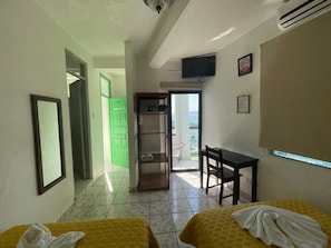 Premier Double Room, 1 Bedroom | Desk, bed sheets - Hotel Sabana (Flores)