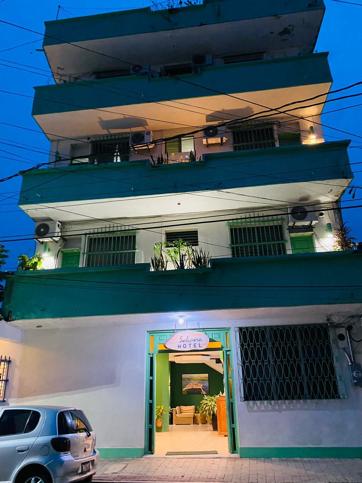 Un edificio de varios pisos con un letrero que indica 