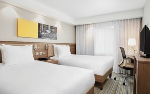 In-room safe, desk, iron/ironing board, free cots/infant beds - Hampton by Hilton Oxford (Oxford)