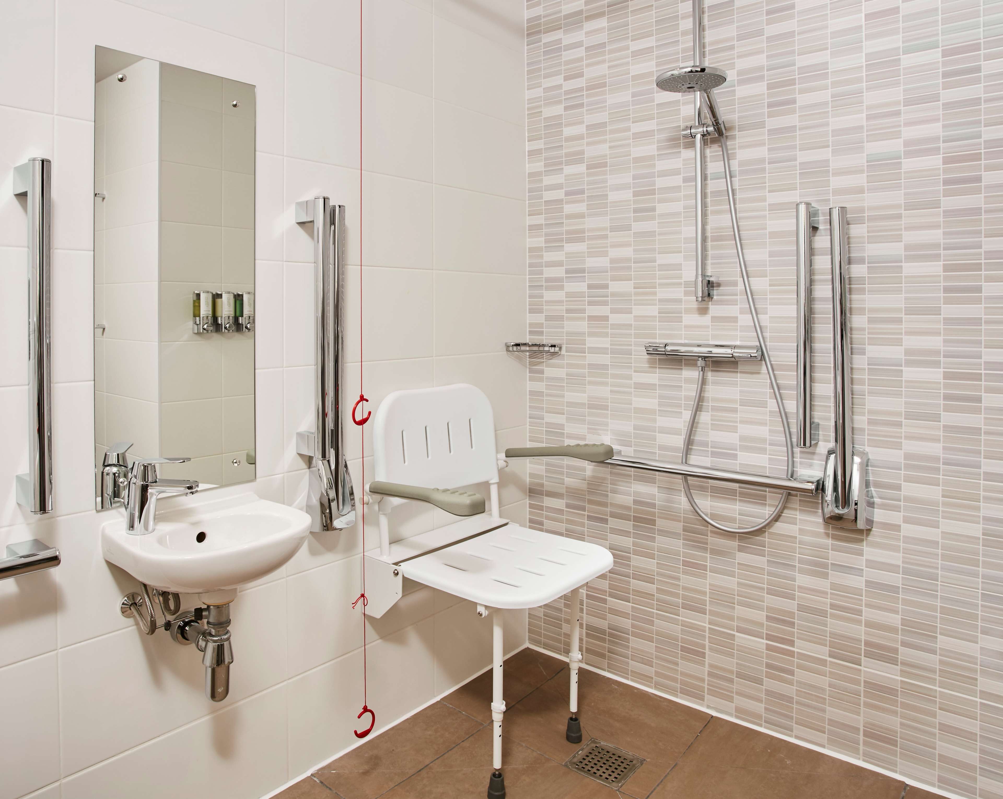 room, 1 queen bed, accessible, non smoking | bathroom | shower, rainfall showerhead, free toiletries, hair dryer