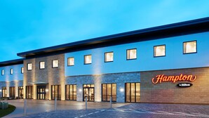 A Hampton by Hilton hotel with a modern exterior, large windows, and a well-lit entrance. - Hampton by Hilton Oxford (Oxford)