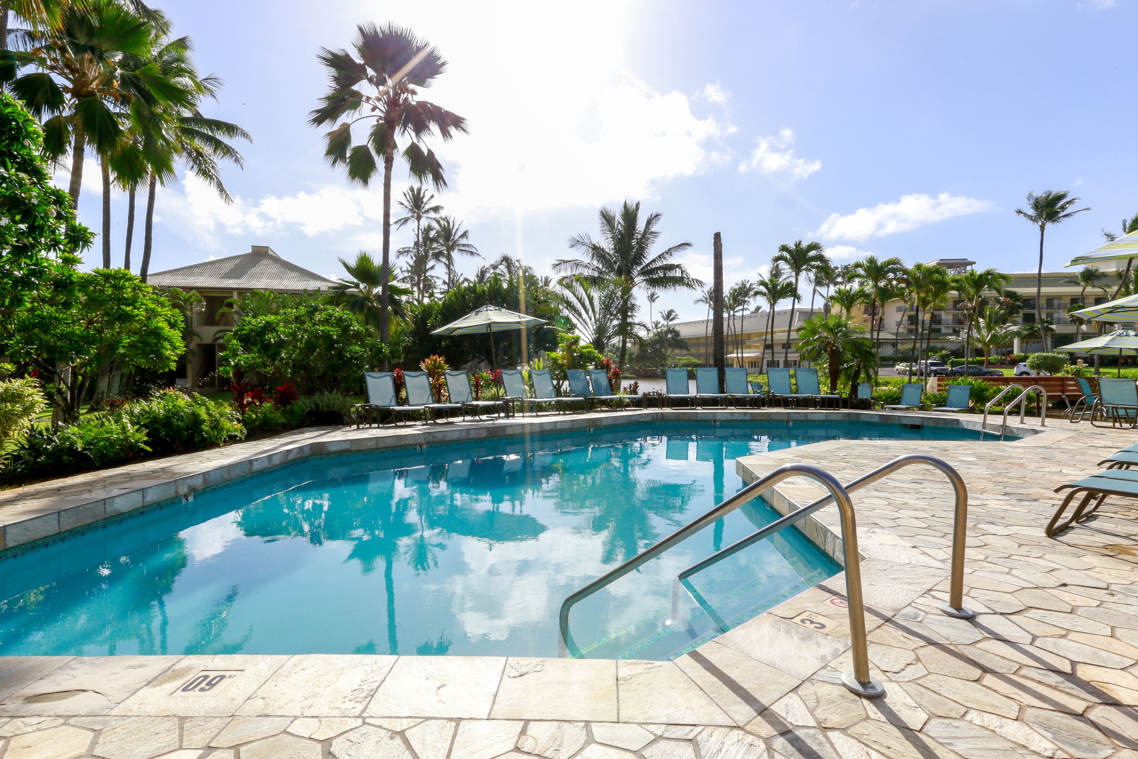 Piscina externa, guarda-sóis, espreguiçadeiras