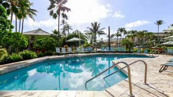 Piscina externa, guarda-sóis, espreguiçadeiras