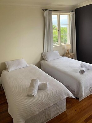 Twin Room, Balcony, City View (Karekare) - Kiwi Heritage Homestay (Auckland)