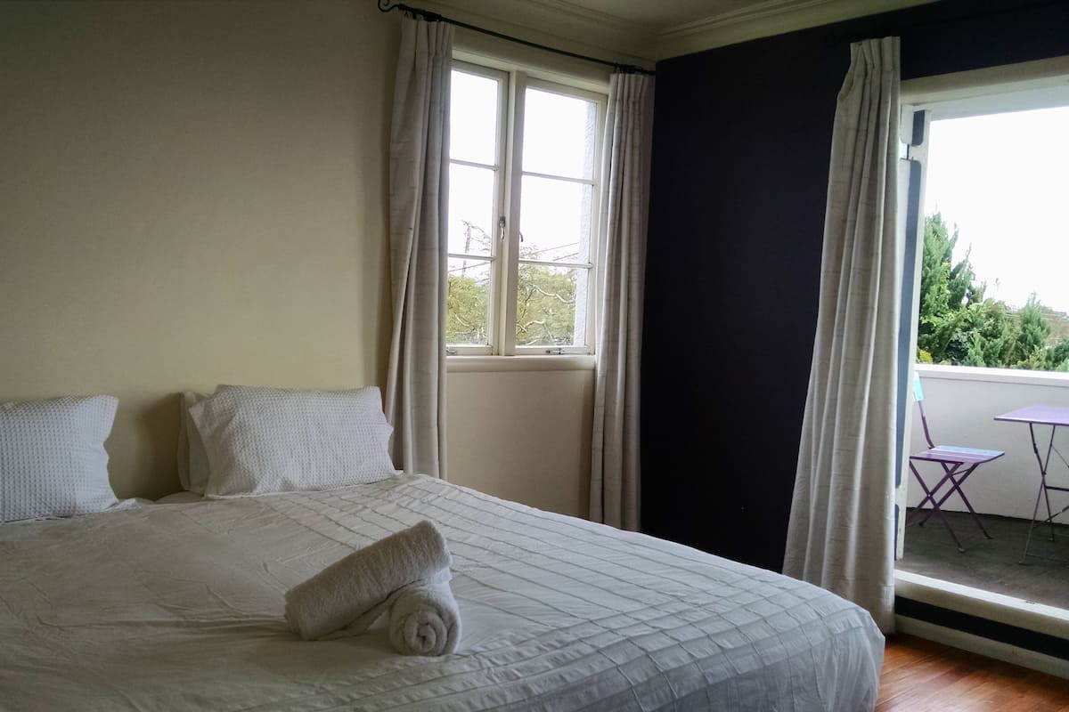 Double or Twin Room, Balcony, City View (Karekare) | Free WiFi, bed sheets