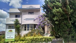A two-story building with a sign for Kiwi Heritage Home Stay. - Kiwi Heritage Homestay (Auckland)