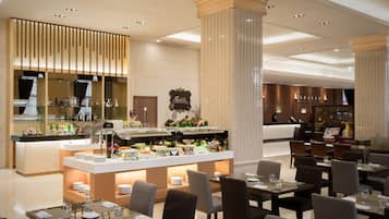 3 restaurants; breakfast, lunch, and dinner served