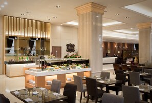 3 か所のレストラン、朝食、ランチ、ディナーに営業 (多国籍料理)