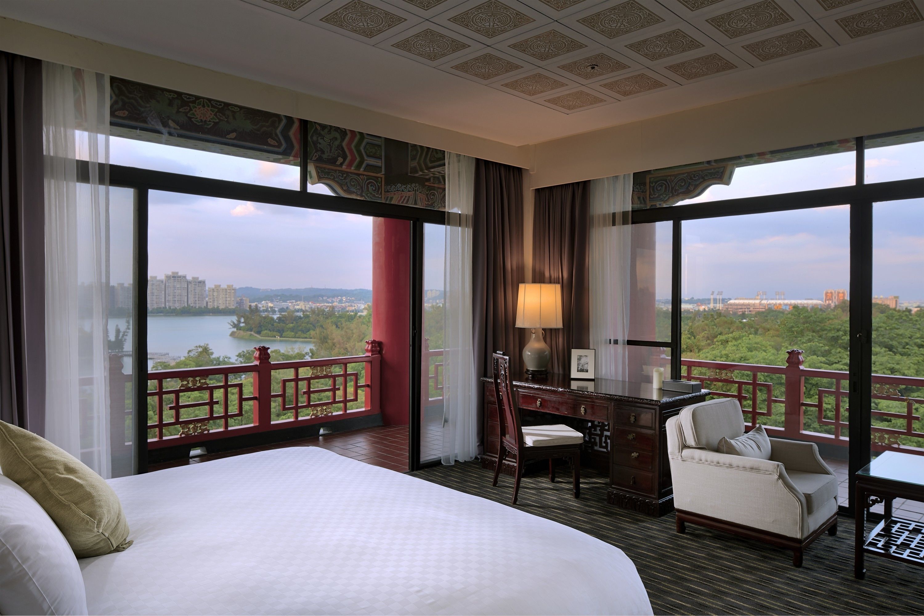 deluxe suite, city view | in-room safe, desk, blackout curtains, soundproofing