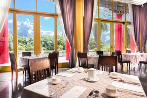 Desayuno buffet diario (TWD 528 por persona)