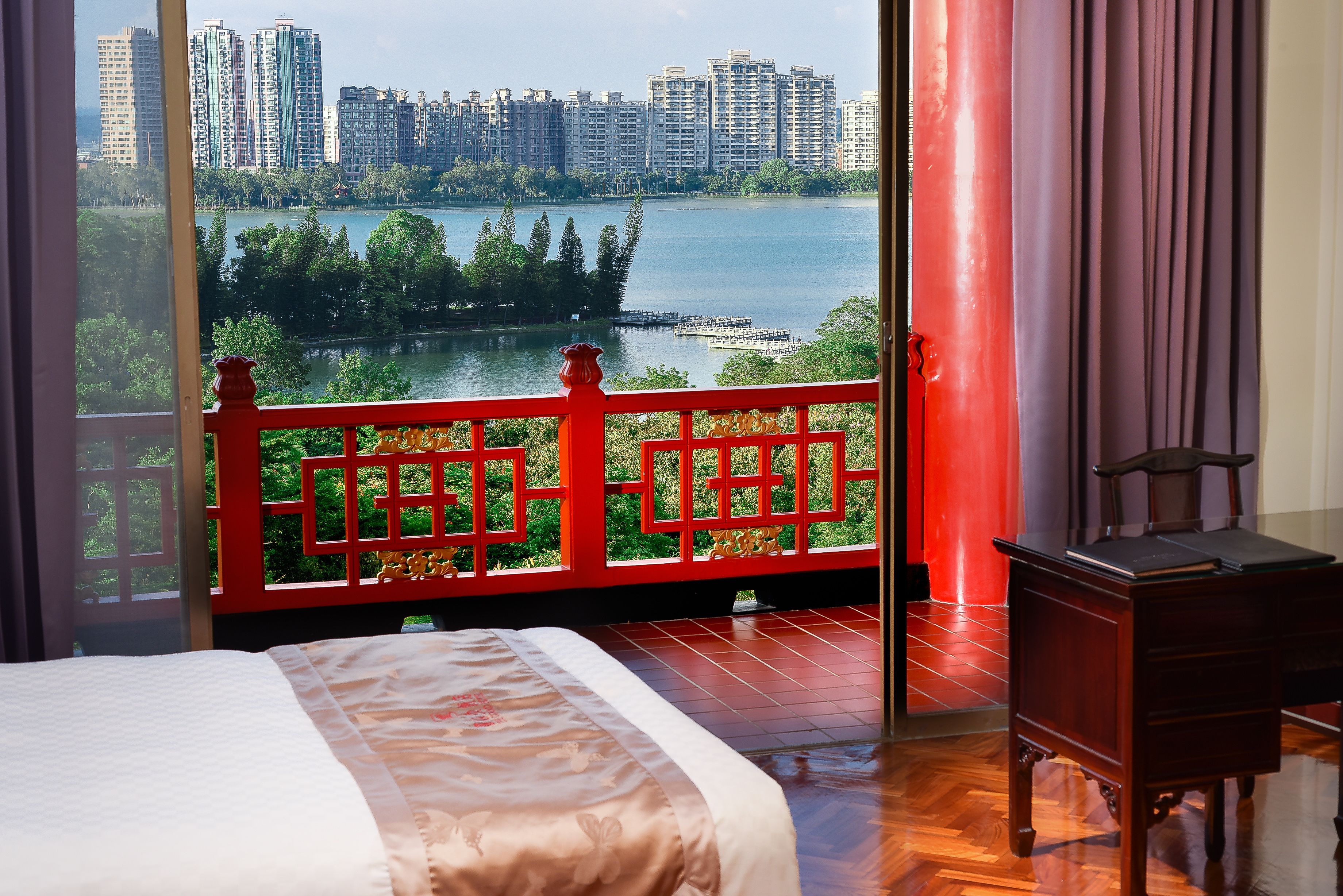 Lake view for two | In-room safe, desk, blackout drapes, soundproofing
