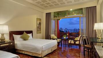 Safe på rommet, skrivebord, blendingsgardiner og lydisolert