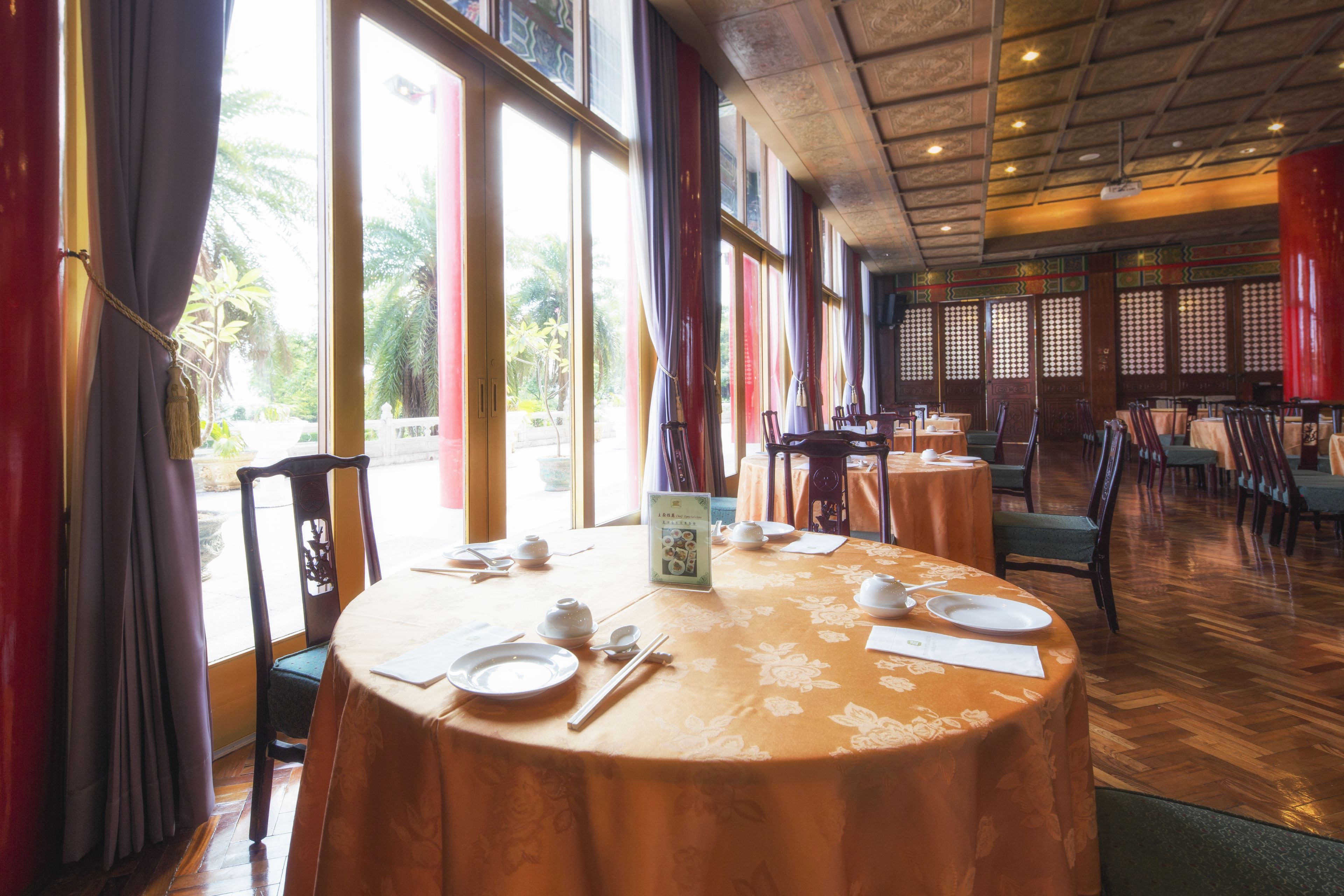 2 restaurants, breakfast, lunch, dinner served; international cuisine