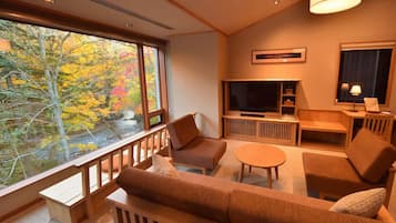 Premium bedding, desk, free WiFi, bed sheets