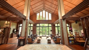 A spacious lobby with high ceilings, large windows, and wooden pillars. - La Vista Akangawa - Adults only (Kushiro)