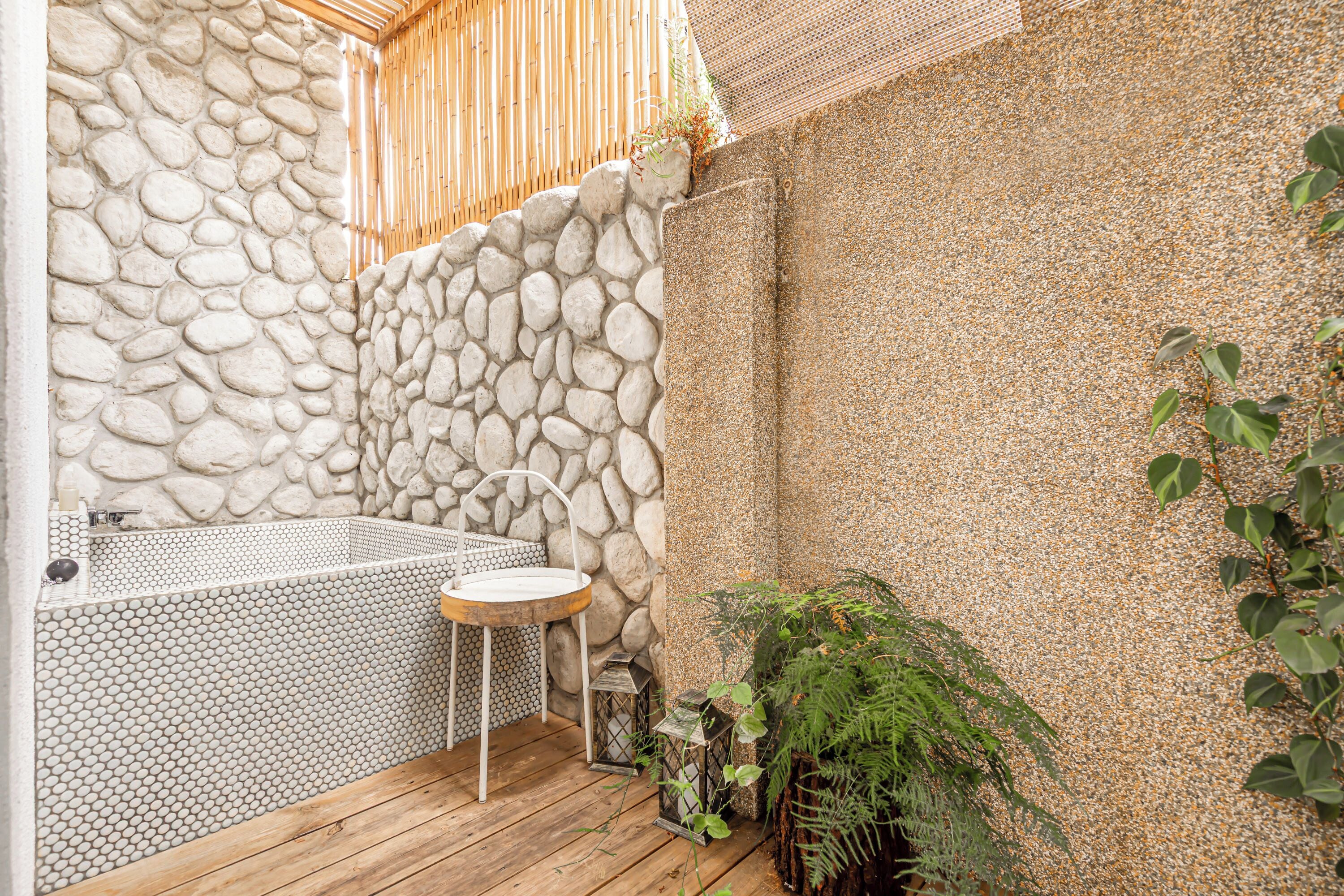 Basic Double Room | Bathroom | Hair dryer, slippers, towels