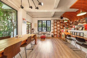 供应早餐、午餐和早午餐