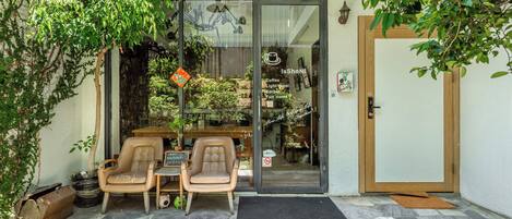 Vista frontal de la propiedad