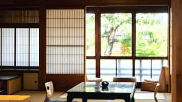 Suite de lujo, para no fumadores (w/SemiOpenBath,Ages13+,StairsToRoom) | Vista del balcón