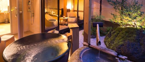 Luxe suite, uitzicht op tuin (open-air bath A, 60sqm, ages 13+ only) | Badkamer | Een aparte badkuip en douche, een diep bad, een regendouche