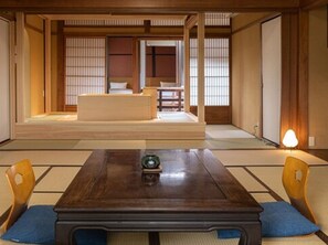 Suite de luxe, no fumadors (w/SemiOpenBath,Ages13+,StairsToRoom) | 1 dormitori, roba de llit d'alta qualitat i cobrellits 