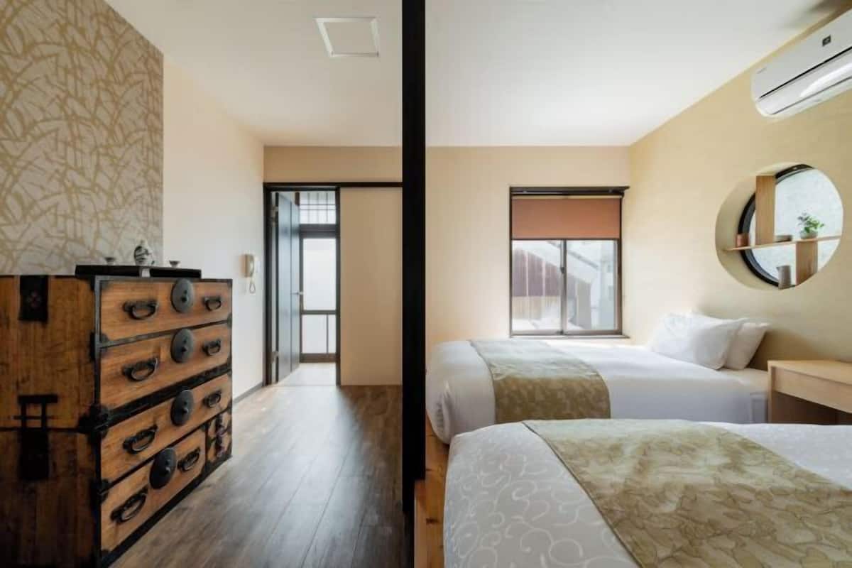 2 bedrooms, premium bedding, down comforters, pillowtop beds