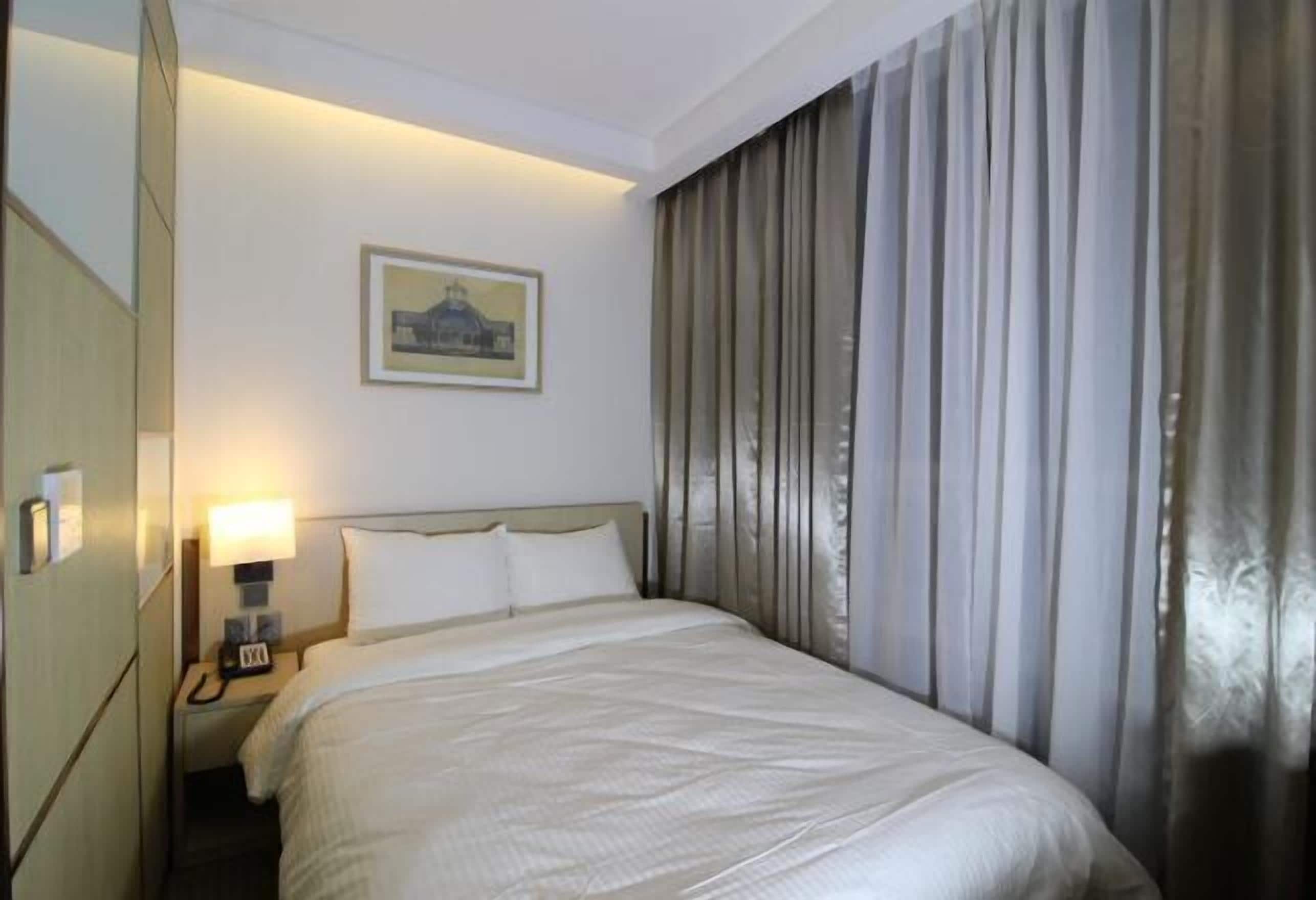 Hochwertige Bettwaren, Daunenbettdecken, Zimmersafe, Schreibtisch