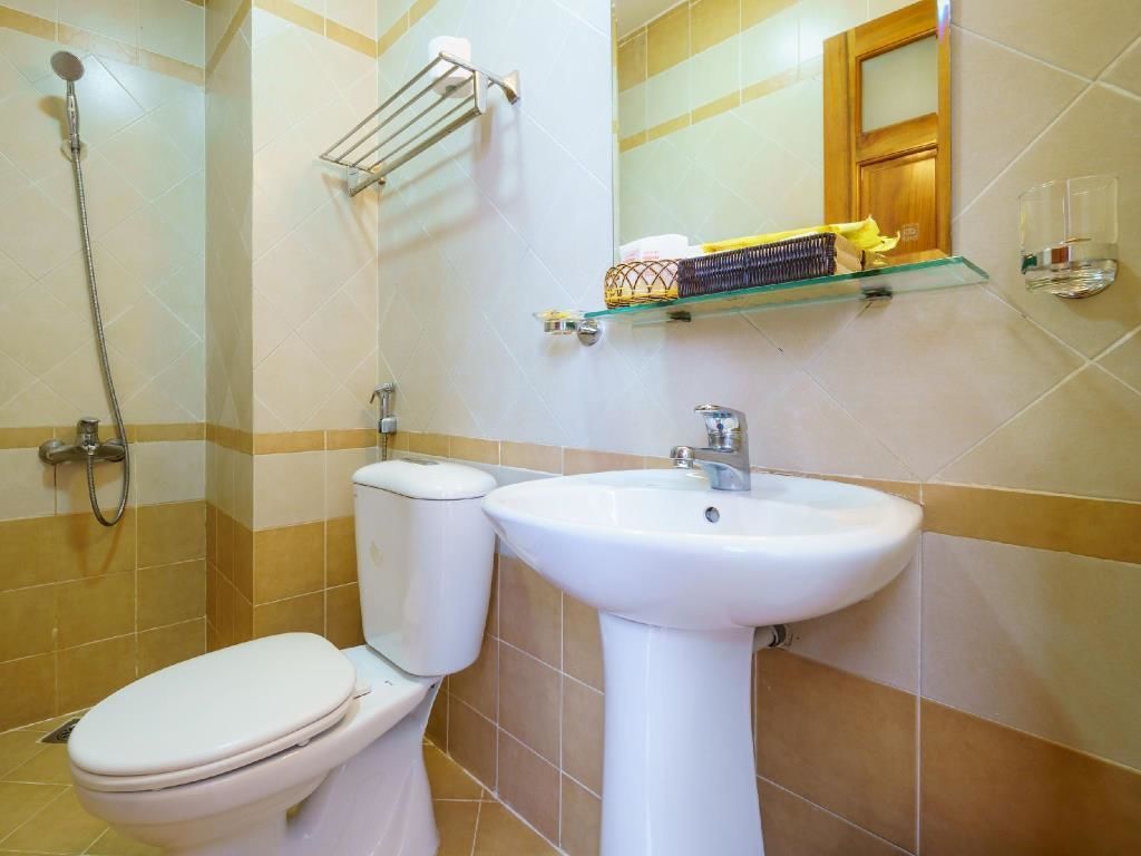 standard double or twin room | bathroom | shower, free toiletries, hair dryer, slippers
