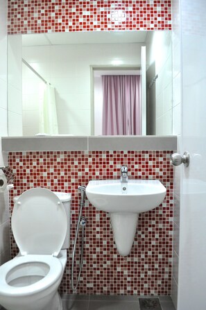 Shower, rainfall showerhead, free toiletries, hair dryer - YY48 Hotel (Kuala Lumpur)