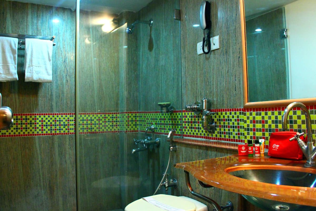 standard double or twin room, 1 double bed, private bathroom | bathroom | free toiletries, hair dryer, slippers, towels