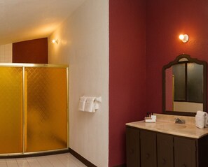 Chambre simple royale, salle de bain privée | Coffre-fort, accès au Wi-Fi (inclus)