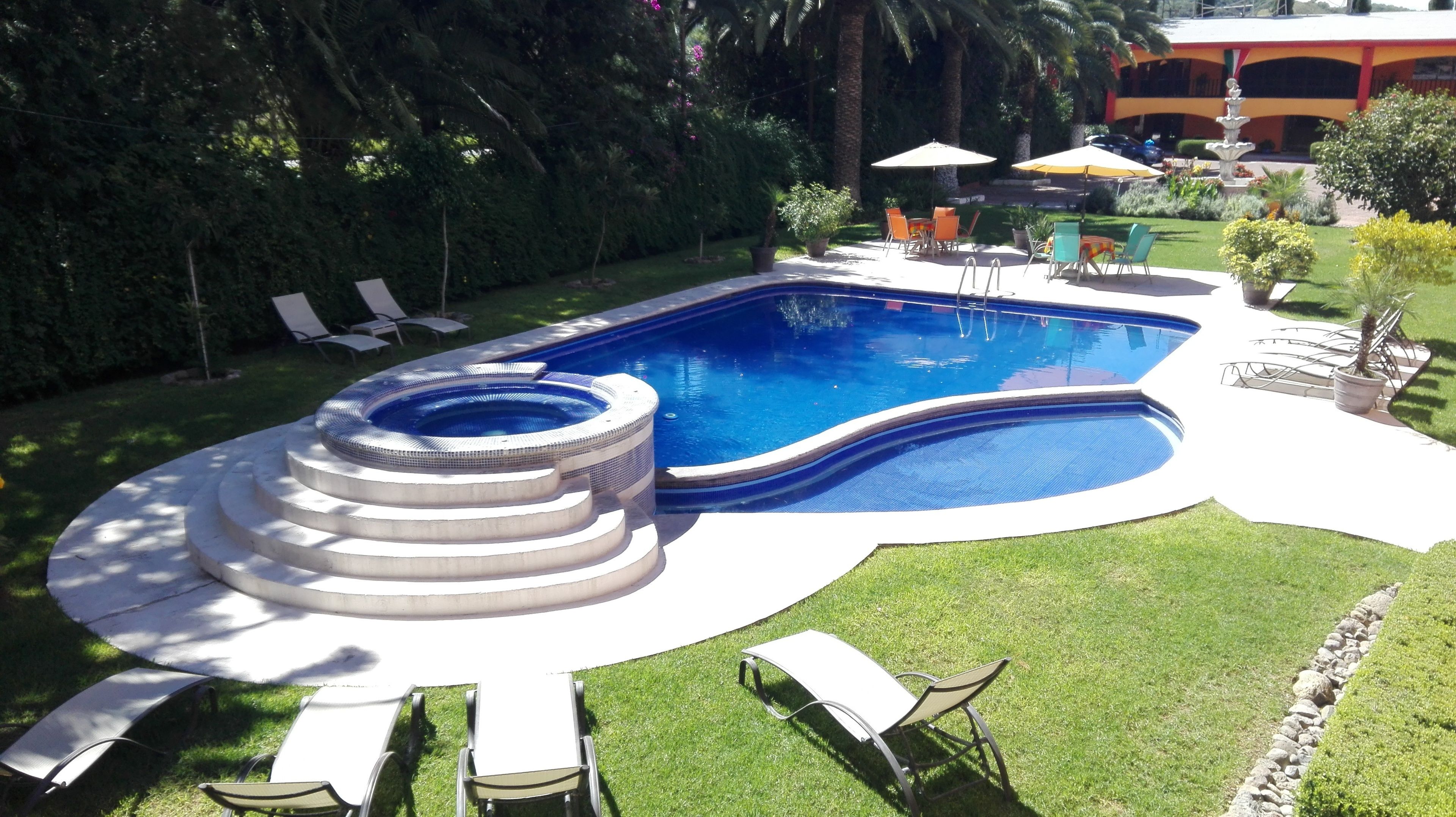 Hồ bơi ngoài trời 