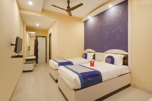 In-room safe, desk, free WiFi - OYO Rooms Banjara Hills Road No 1 (Hyderabad)