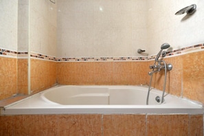 Deep soaking bathtub