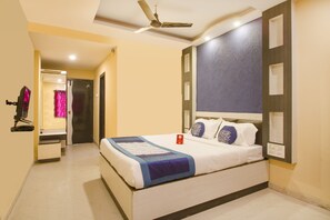 In-room safe, desk, free WiFi - OYO Rooms Banjara Hills Road No 1 (Hyderabad)