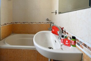 Free toiletries, hair dryer, slippers - OYO Rooms Banjara Hills Road No 1 (Hyderabad)