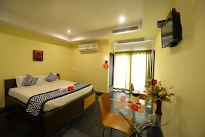 In-room safe, desk, free WiFi