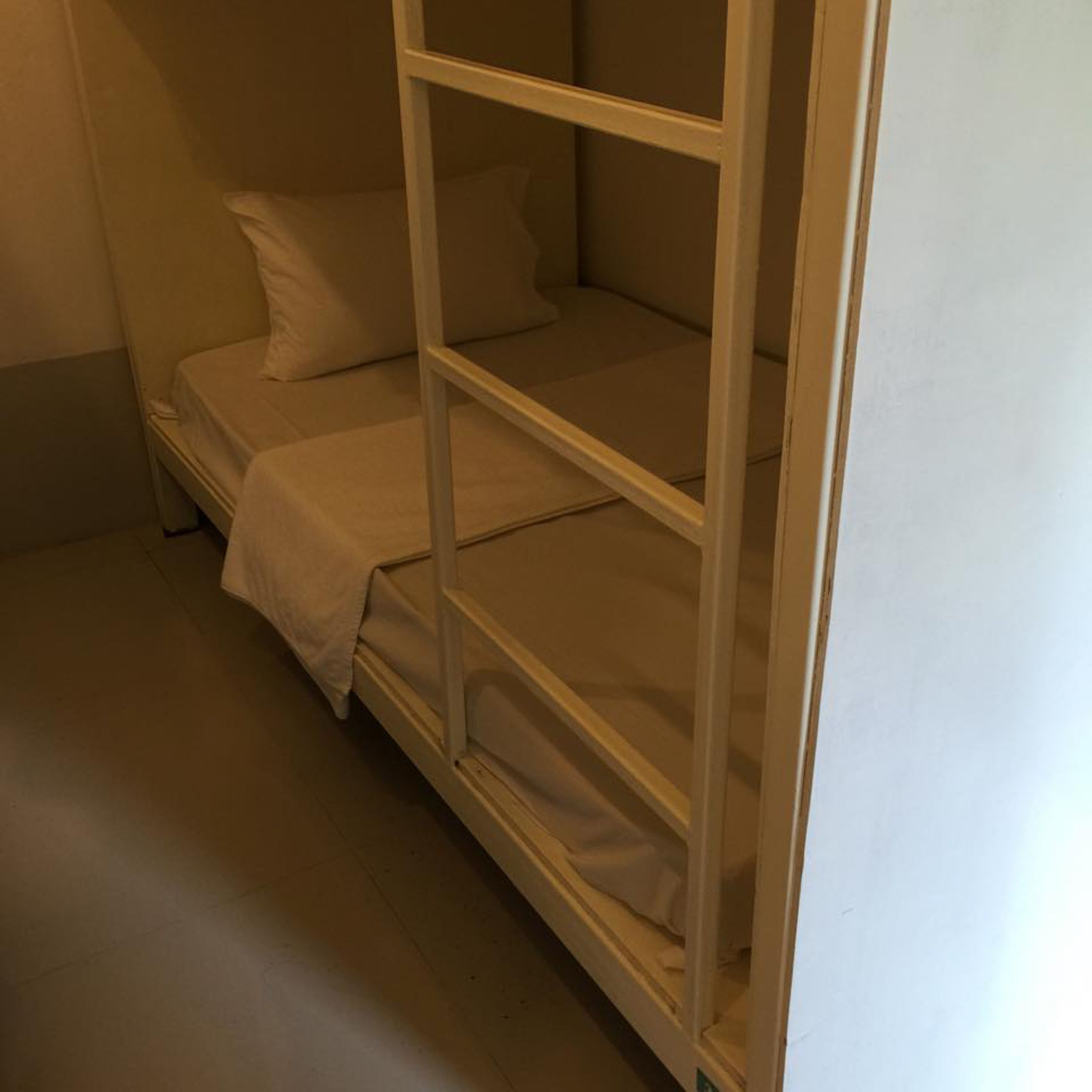 Kerrossänky, jossa on yksi patja ja yksi tyyny.