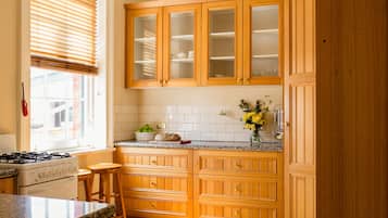 Premium-Apartment, 2 Schlafzimmer | Eigene Küche | Kühlschrank, Mikrowelle, Wasserkocher mit Kaffee-/Teezubehör