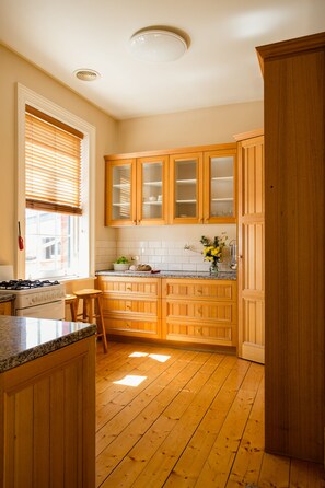 The York, Premium Apartment, 2 Bedrooms | Private kitchen | Fridge, microwave, coffee/tea maker, electric kettle - The Grand Old Duke (Battery Point)