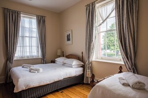 2 habitaciones, ropa de cama de alta calidad y escritorio 