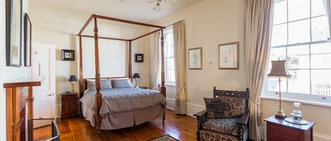 Luxe appartement, 2 slaapkamers, kamers met tussendeur, op benedenverdieping | 2 slaapkamers, luxe beddengoed, een bureau, een strijkplank/strijkijzer