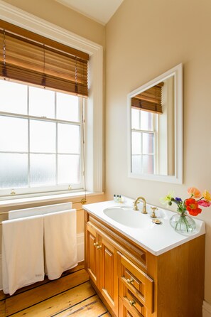 Appartement Prestige, 2 chambres | Salle de bain | Articles de toilette (gratuits), séchoir à cheveux, serviettes fournies